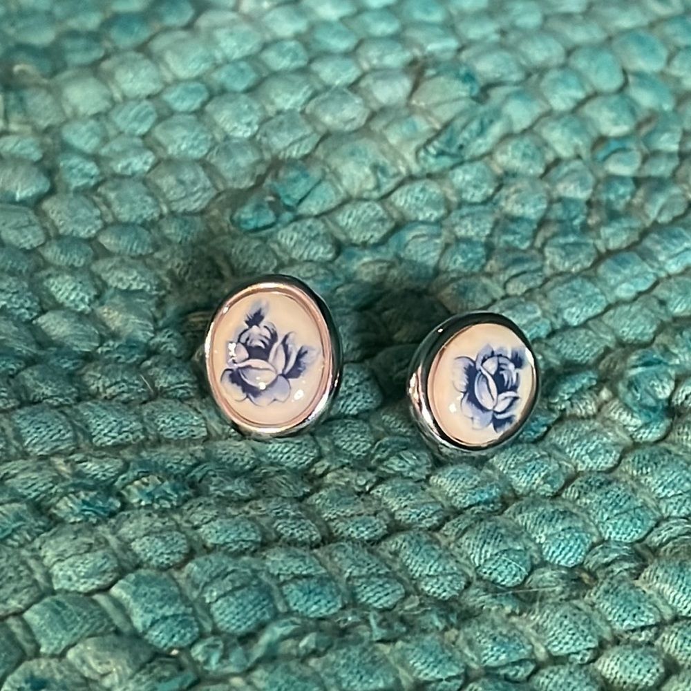 Cute little Victorian flower earrings